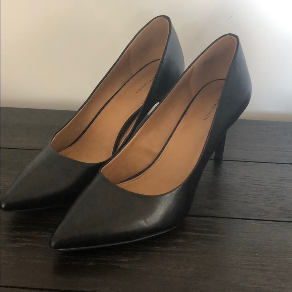 Black pumps- great condition!